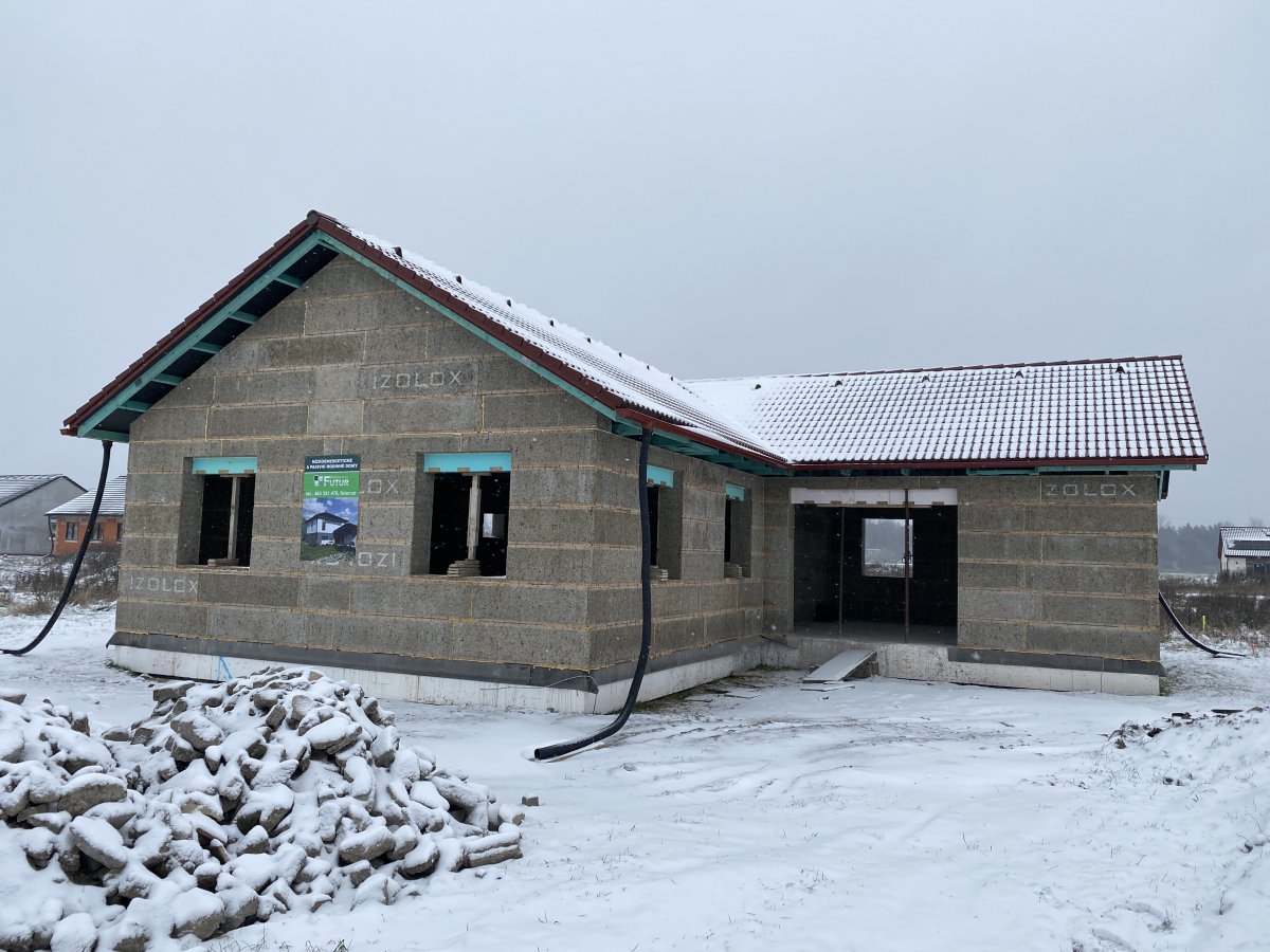 Stavba ze systému IZOLOX v zimních měsících